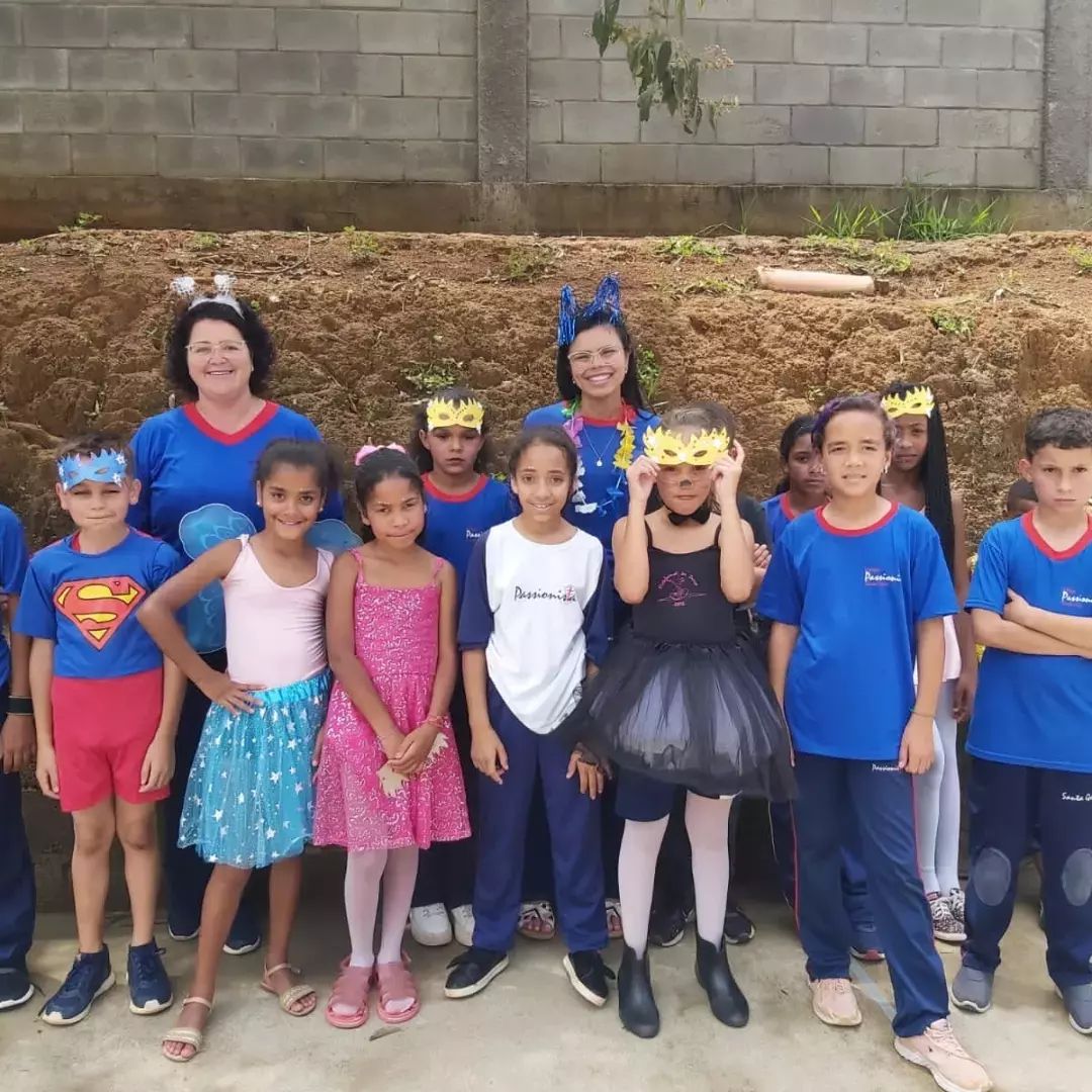 Em ritmo de carnaval Col�gio Passionista Santa Luzia