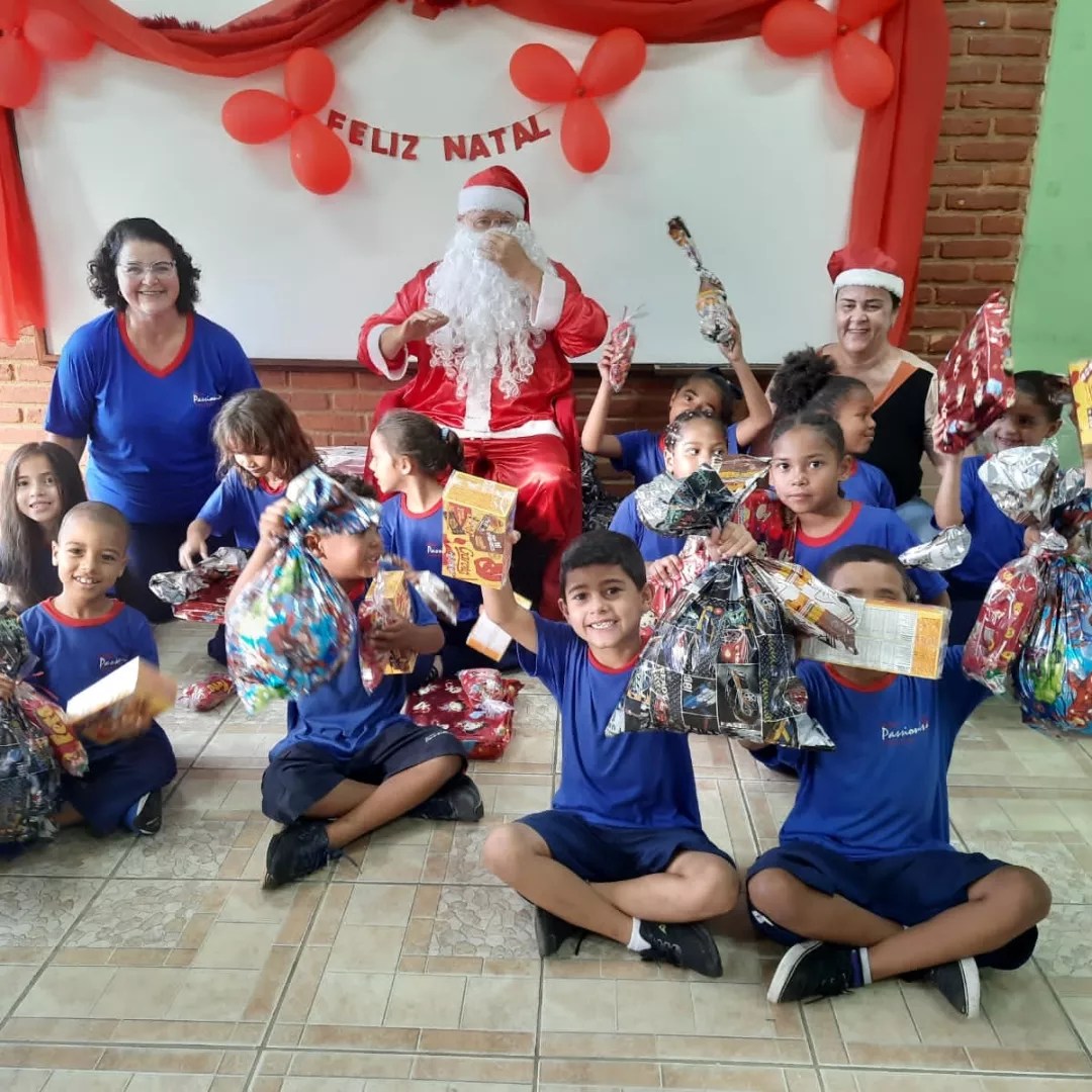 Entrega de presente Col�gio Passionista Santa Luzia