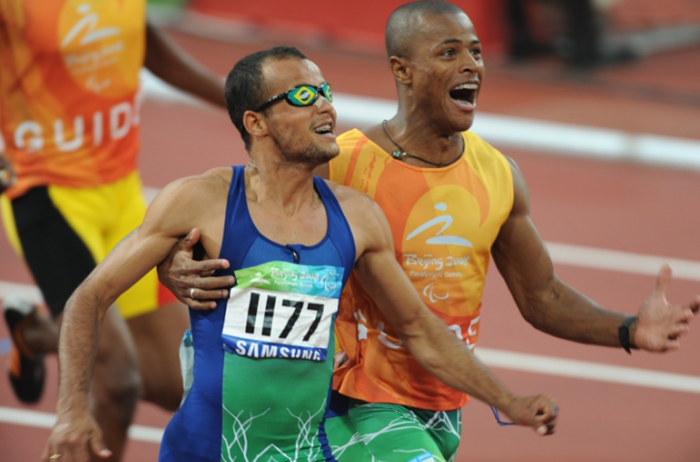 Col�gio Passionista Santa Luzia recebe leite arrecadado na palestra de atleta paral�mpico Col�gio Passionista Santa Luzia